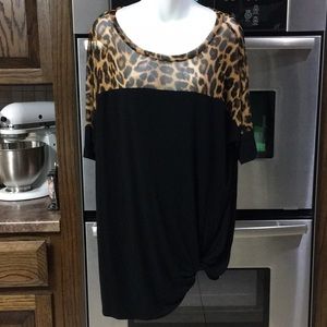 Women’s Lilypad Short Sleeved Knotted Top Size 2X